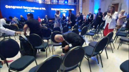 Ilie Bolojan și alți liberali au strâns gunoiul din sala din Parlament unde a avut loc Congresul PNL
