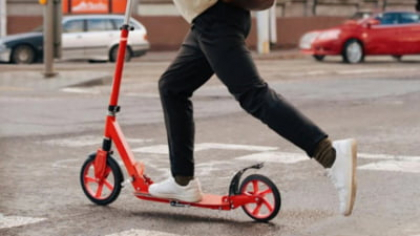 Un bărbat de 58 de ani a murit după ce a căzut de pe trotineta electrică. El se afla de mai multe zile la ATI