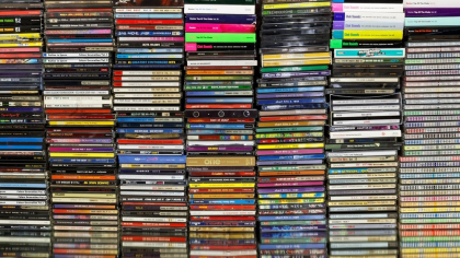 Val de nostalgie pentru vechea tehnologie. Tinerii redescoperă farmecul CD-urilor și telefoanelor cu clapetă