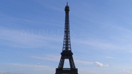Săritură-n zori de zi. Parașutiști arestați după o săritură de pe Turnul Eiffel