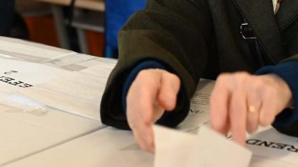 Însoțiți în cabina de vot