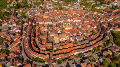 Un sat medieval francez construit în urmă cu 800 de ani, în trei cercuri perfecte, îi uimește pe cercetători
