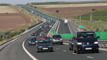 Acccident cu șase maşini pe Autostrada Soarelui – A2. Trei persoane sunt rănite