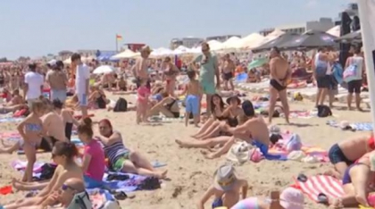 Plajele sunt pline ochi în acest weekend pe litoral: apa mării e perfectă pentru baie și prețurile sunt mai mici