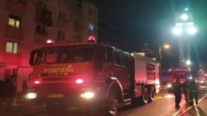 Incendiu puternic într-un bloc din Timișoara. Pompierii au evacuat 80 de persoane, mai mulți adulți și copii au primit îngrijiri medicale