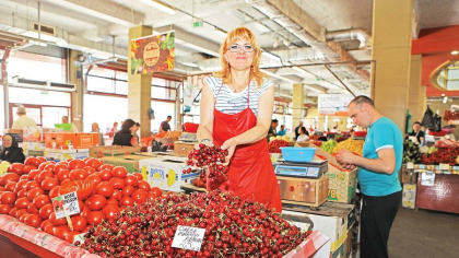 Roşii româneşti de pe tarabele din piețe, duse la analize. Sunt mult mai puțin „curate” decât ne-am aștepta. Multe ascund un cocktail periculos de pesticide.
