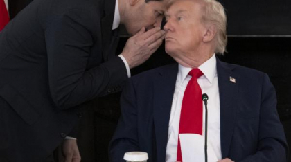 Biletul misterios primit de Donald Trump, chiar în timpul unui eveniment la Casa Albă. „Suntem foarte aproape”