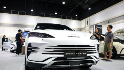 Producătorul chinez de vehicule electrice BYD intră oficial pe piaţa din România. „Debutăm aici cu SUV-ul nostru SEALION 7 şi cu modelul SEAL U DM-i”
