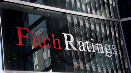 Fitch Ratings: Revizuirea în creştere a deficitului din 2025 evidenţiază povara cu care se confruntă România în încercarea de a opri deteriorarea severă a finanţelor publice. Cauzele dificultăţilor economice ale României:  presiunile asupra cheltuielilor sociale, costurile ridicate ale împrumuturilor şi creşterea economică lentă