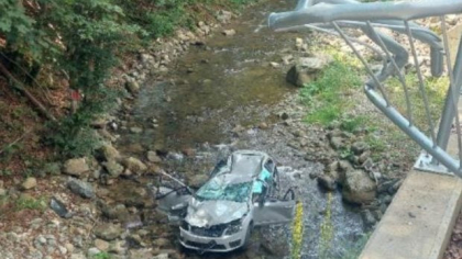 Un tânăr din Oradea a pierdut controlul mașinii și s-a prăbușit într-o râpă. Prietenul său, aflat pe scaunul din dreapta, a murit pe loc 