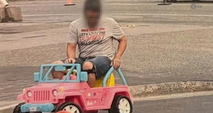 Nu e o glumă! Ce a pățit un bărbat după ce a plecat la cumpărături într-o mașinuță de jucărie roz