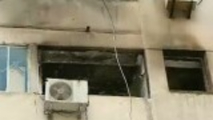 Incendiu într-un bloc din București, provocat de o trotinetă electrică lăsată la încărcat. Bateria vehiculului a explodat