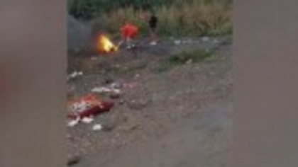 O femeie care dădea foc unor cauciucuri la marginea Bacăului a primit o amendă uriașă