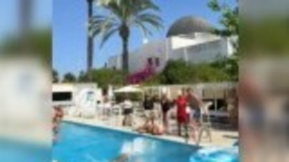 Scene violente la o piscină din Ibiza. O femeie a fost lovită cu un scaun în cap. De la ce a pornit scandalul. VIDEO