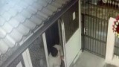 Un bărbat a furat două inele de pe mână unei persoane decedate, într-o capelă din Capitală. Unde au ajuns bijuteriile