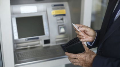 Vestea aşteptată de toţi pensionarii. Când pot merge să scoată pensia de pe card