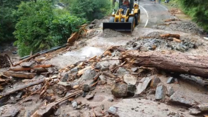 Furtuna a făcut prăpăd pe Transfăgărășan! Trafic blocat din cauza bucăților de copaci și a pietrelor