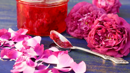 Rețetă tradițională pentru dulceață de trandafiri. Poate fi preparată ușor acasă