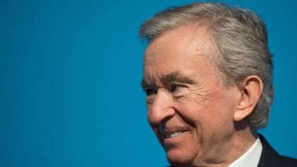 Tarifele lui Donald Trump au ajuns să-i ardă la buzunar şi pe cei mai bogaţi. Bernard Arnault, regele miliardarilor din Europa, vrea să aducă mai repede europenii şi americanii la masa negocierilor după ce imperiul său riscă să încaseze o lovitură serioasă