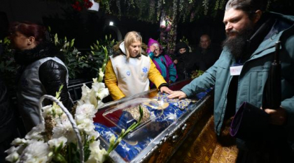 A început pelerinajul Sfintei Parascheva la Iași. Mii de oameni stau la coadă; timpul de așteptare, estimat la 20 de ore