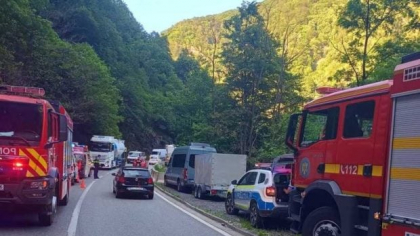 O stâncă a căzut de pe munte pe DN 66, în Defileul Jiului, lovind o autoutilitară în care erau nouă persoane. Doi oameni au avut nevoie de medic