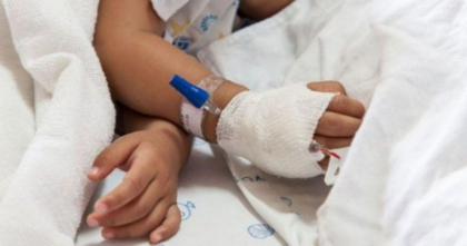 Doi copii din Arad au obținut ordin de protecție împotriva părinților. După ce și-a bătut fata, tatăl i-a cusut rana acasă și a obligat-o să poarte o mască