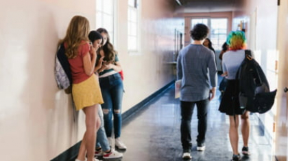 Un psiholog spune care sunt cele două momente critice din viața unui adolescent când este predispus să înceapă să consume droguri. „Crește consumul în rândul fetelor la gimnaziu”