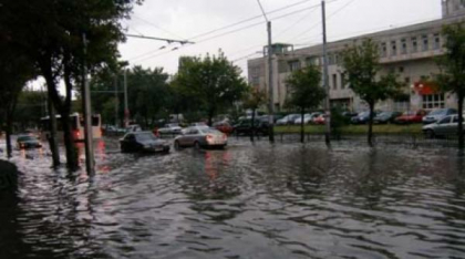Cod galben de averse torenţiale şi descărcări electrice în Bucureşti şi în localităţi din opt judeţe, sâmbătă după-amiaza