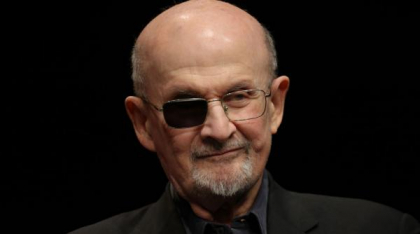 Tânărul care l-a înjunghiat pe Salman Rushdie și l-a orbit a fost condamnat la 25 de ani de închisoare
