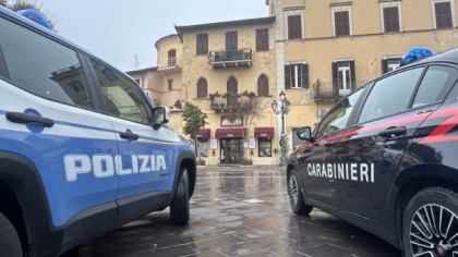 Un român din Italia a dat cu BMW-ul furat peste un polițist rănindu-l grav, apoi a sustras alte două mașini pentru a fugi