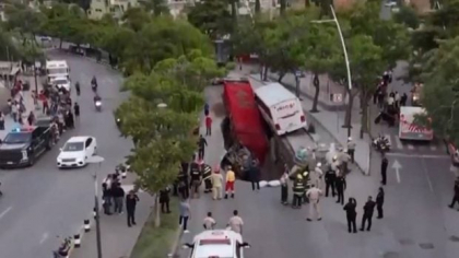 Momentul în care un crater uriaș a înghițit un camion și un autocar, în Mexic: imagini cu groapa lungă de 40 de metri