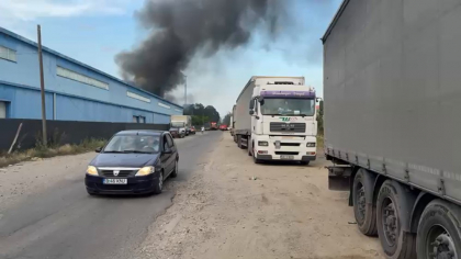 Incendiu devastator în vestul Capitalei. Pericol de explozie din cauza unor butelii cu oxigen depozitate