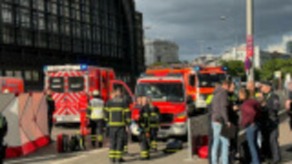 Cel puțin 12 răniți într-un atac cu cuțitul la gara centrală din Hamburg. Unele victime sunt tratate în trenuri