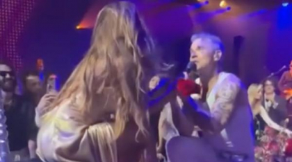Robbie Williams i-a cântat în genunchi Mădălinei Ghenea. Momentul surprins la petrecerea de lux a unui miliardar italian