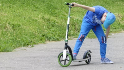 Adolescent de 14 ani mort la spital după ce a fost lovit de o motocicletă. Băiatul se afla pe o trotinetă electrică