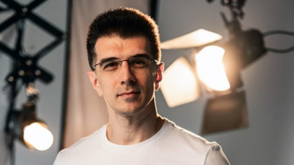Adrian Tapciuc, regizorul comediei-fenomen „Mentorii”: „Mulți tineri probabil nici nu mai știu cum arată un mentor adevărat”