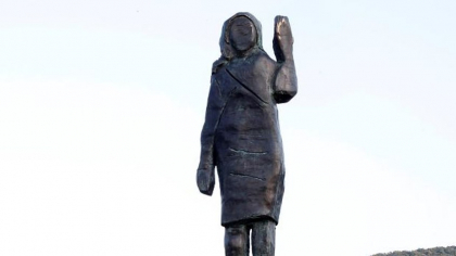 A dispărut statuia Melaniei Trump din Slovenia. O altă statuie a Primei Doamne a fost incendiată în 2020