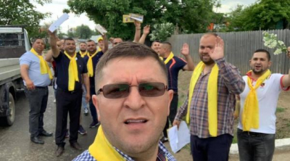 Primarul Merlin din Slobozia Bradului a fost bătut de consăteni, de față cu poliția. Îi întrebase dacă au autorizație de construcție