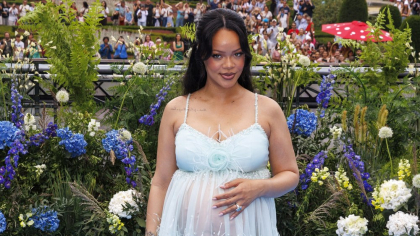 Rihanna, cu burtica de gravidă la vedere! A purtat o rochie transparentă