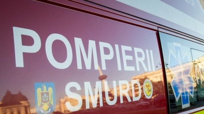 Accident între un autocamion încărcat cu butelii şi o mașină, la Tecuci. Două persoane au fost rănite