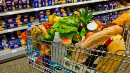 Prețul coșului de cumpărături pentru o familie cu doi copii a depășit salariul minim pe economie. Câți bani în plus vor trebui să scoată românii din buzunar, după majorarea TVA