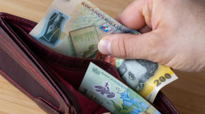 Majoritatea românilor nu cred că Guvernul va cheltui eficient banii din noile taxe. De ce se tem oamenii cel mai tare