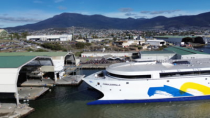 Cea mai mare navă electrică din lume a fost construită în Tasmania. Este lungă de 130 de metri și va transporta până la 2.100 de pasageri și 225 de vehicule