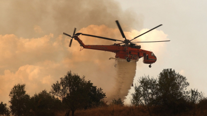 Alertă în Grecia! Un incendiu de vegetație face ravagii la periferia Atenei. Oamenii sunt îndemnați să-și părăsească locuințele
