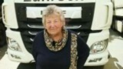 Cea mai în vârstă șoferiță de camion, o taximetristă devenită tiristă. Bunica Rosi ajunge acasă o dată pe săptămână