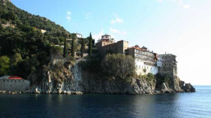 Un român este grav rănit după ce a căzut pe Muntele Athos