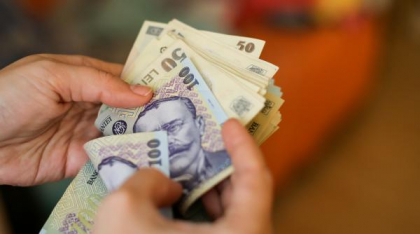 Salariul minim creşte de astăzi cu 400 de lei pentru un întreg sector economic cu zeci de mii de angajaţi