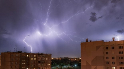Cod portocaliu de fenomene meteo periculoase în trei județe. Lista localităților vizate