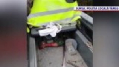 Individ care fura șuruburi din parapet, prins de polițiști la Târgu Jiu