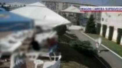 Momentul în care doi băieți fură un dozator de bere, sub ochii angajaților. Un polițist aflat în timpul liber a fugit după ei
